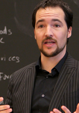 Alvaro Santos headshot