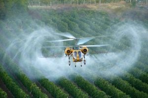 Helicopter spraying crops. Photo by Péter Czégény, licensed under https://creativecommons.org/licenses/by-sa/4.0/deed.en