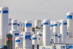 An array of different sized white cylindrical hydrogen tanks.