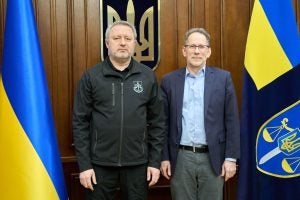 Former Ukrainian Prosecutor General Andriy Kostin, left, with Amb. Clint Williamson, right, in Kyiv, Ukraine