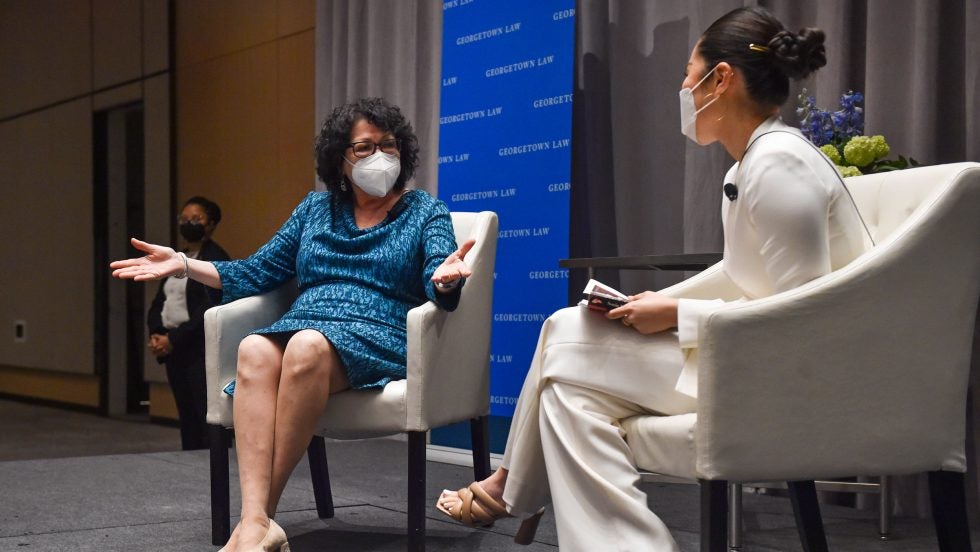 Supreme Court Justice Sonia Sotomayor and Georgetown Law Journal Editor Agnes Lee (L’22) spoke at the Journal's 2022 alumni banquet